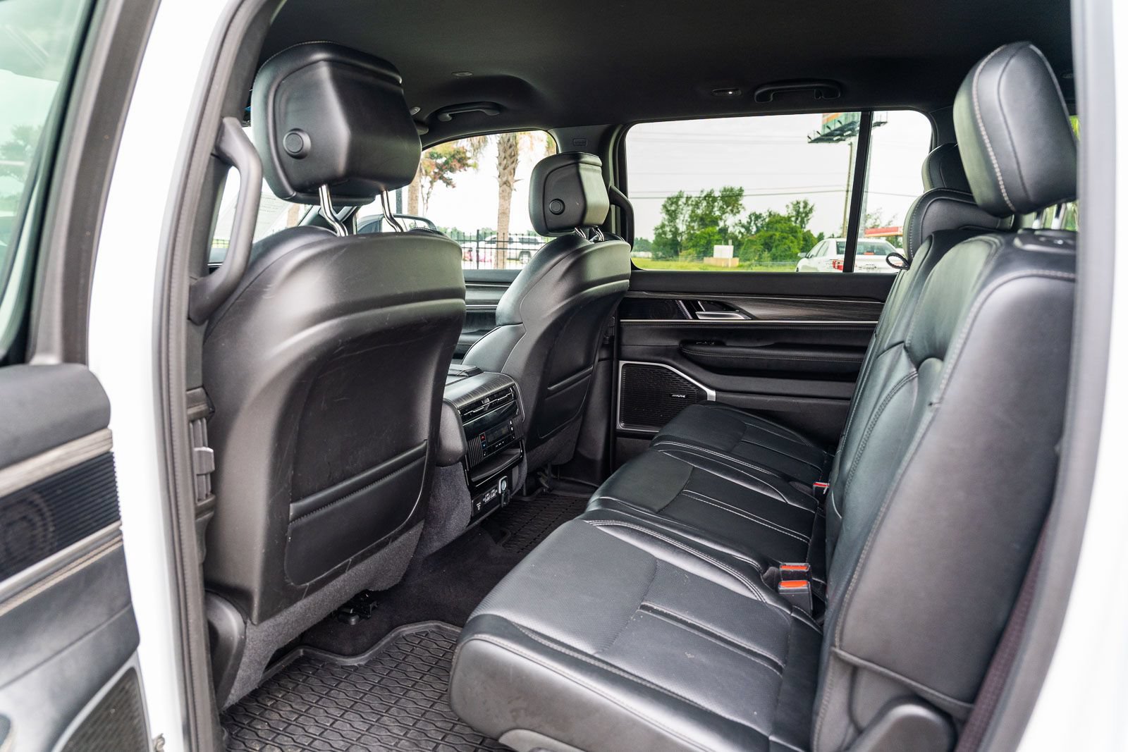 Used 2024 Jeep Wagoneer L Series II w/ Flexible Seating Group RWD image 20