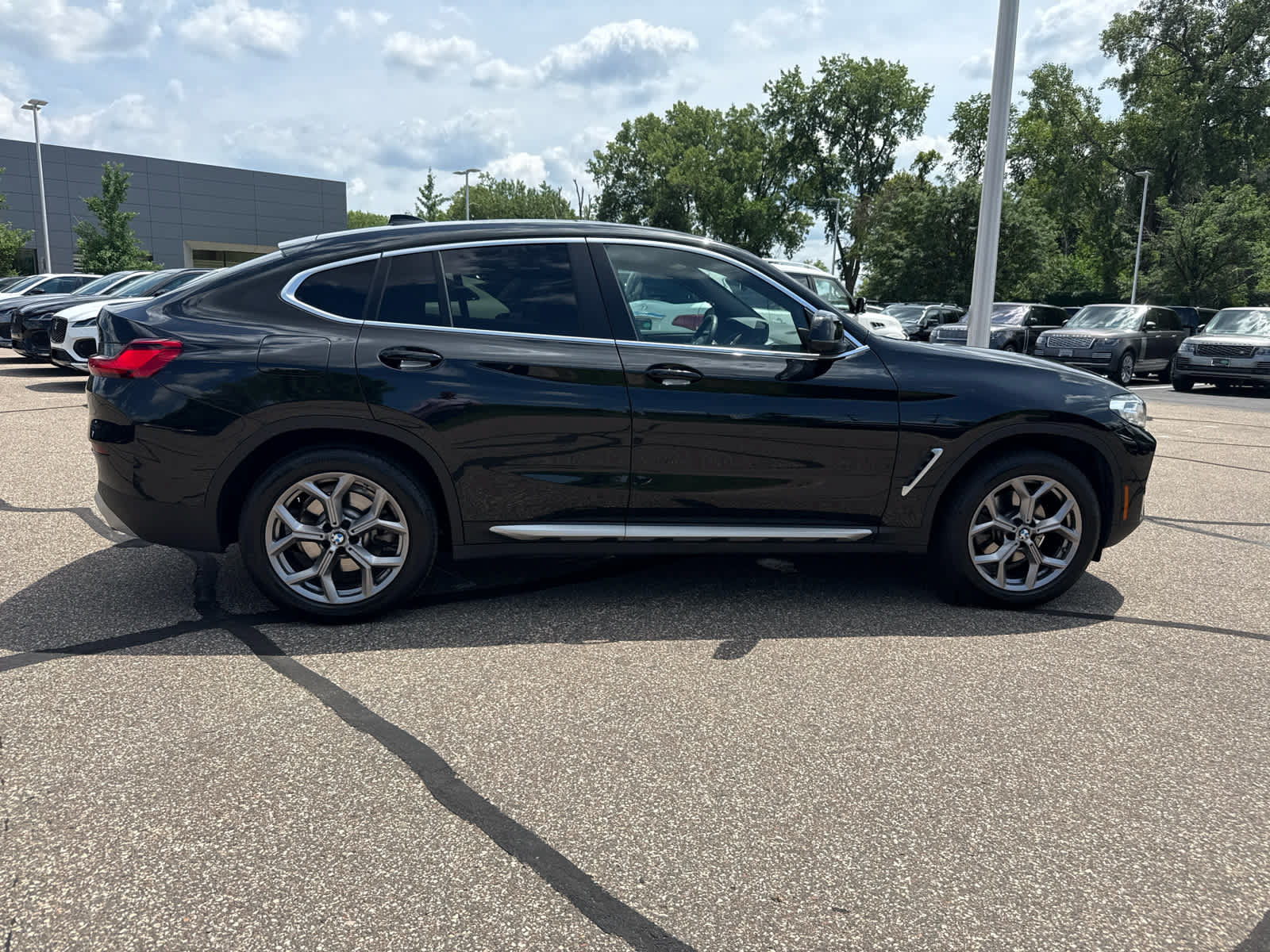 Used 2024 BMW X4 xDrive30i w/ Premium Package AWD/4WD image 4