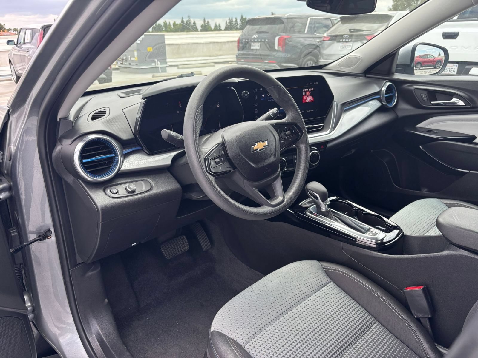 Used 2025 Chevrolet Trax LT FWD image 32