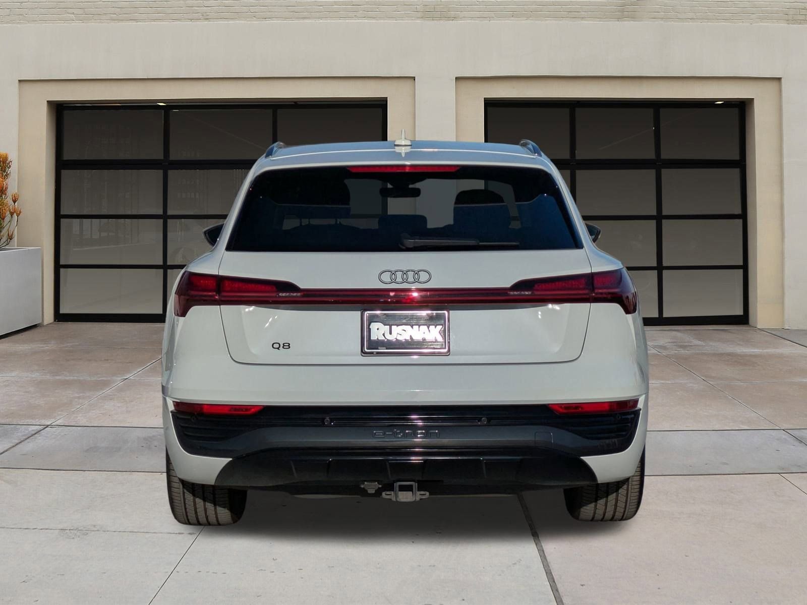 Used 2024 Audi Q8 e-tron Premium Plus image 5