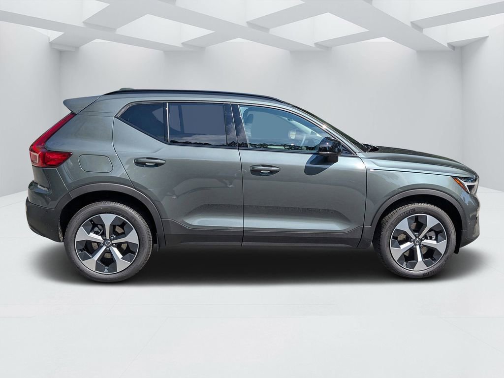 New 2026 Volvo XC40 B4 Plus w/ Climate Package FWD video 2