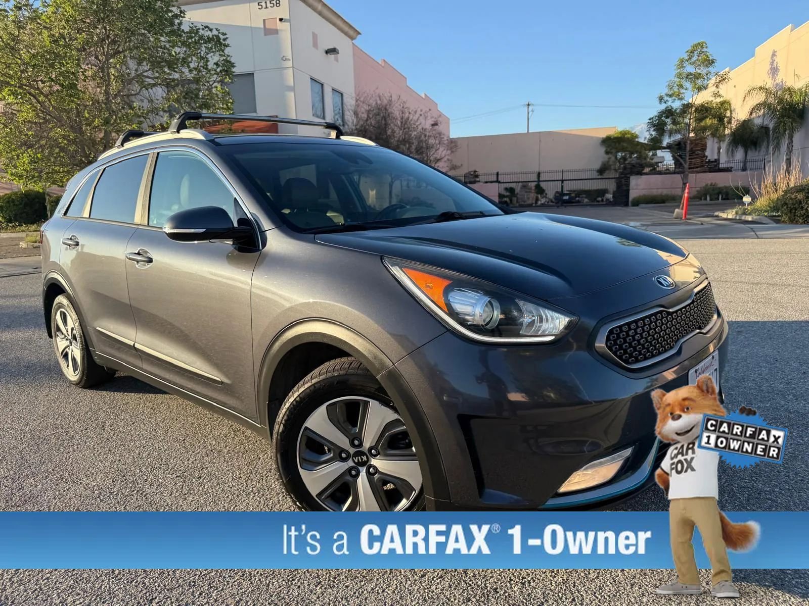 Used 2018 Kia Niro EX FWD image 2