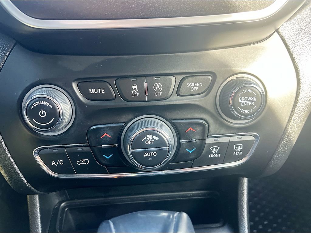 Used 2022 Jeep Cherokee Trailhawk image 15