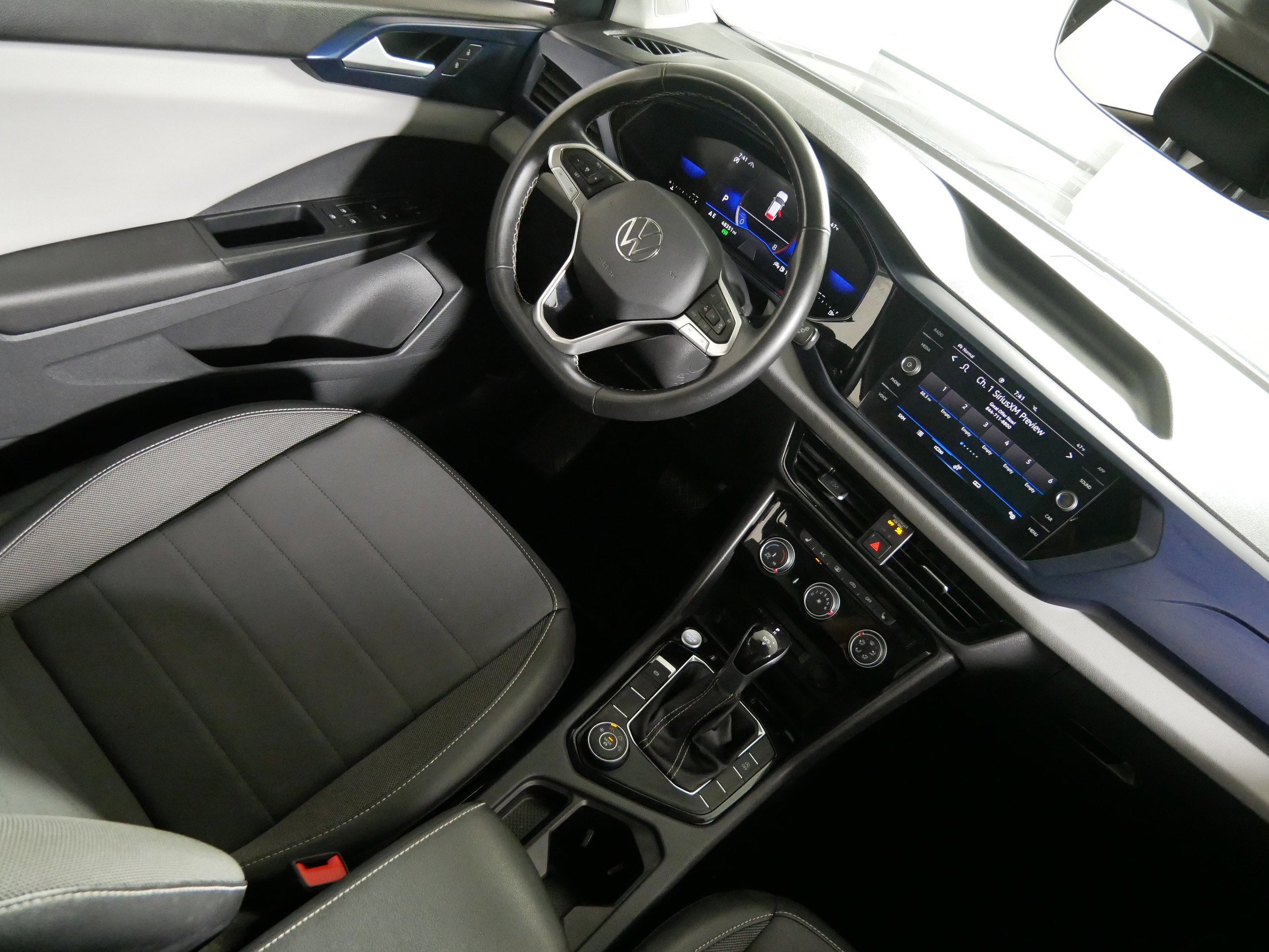 Certified 2023 Volkswagen Taos SE w/ Panoramic Sunroof Package image 9