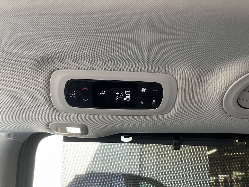 Used 2022 Chrysler Pacifica Limited FWD image 21
