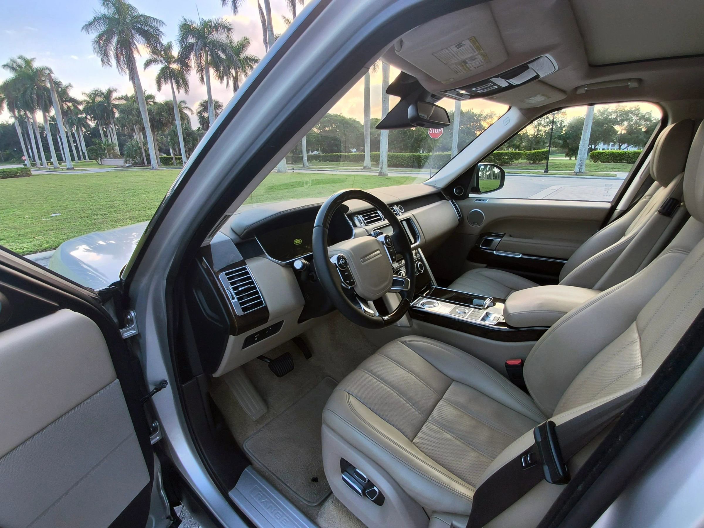 Used 2015 Land Rover Range Rover HSE image 17