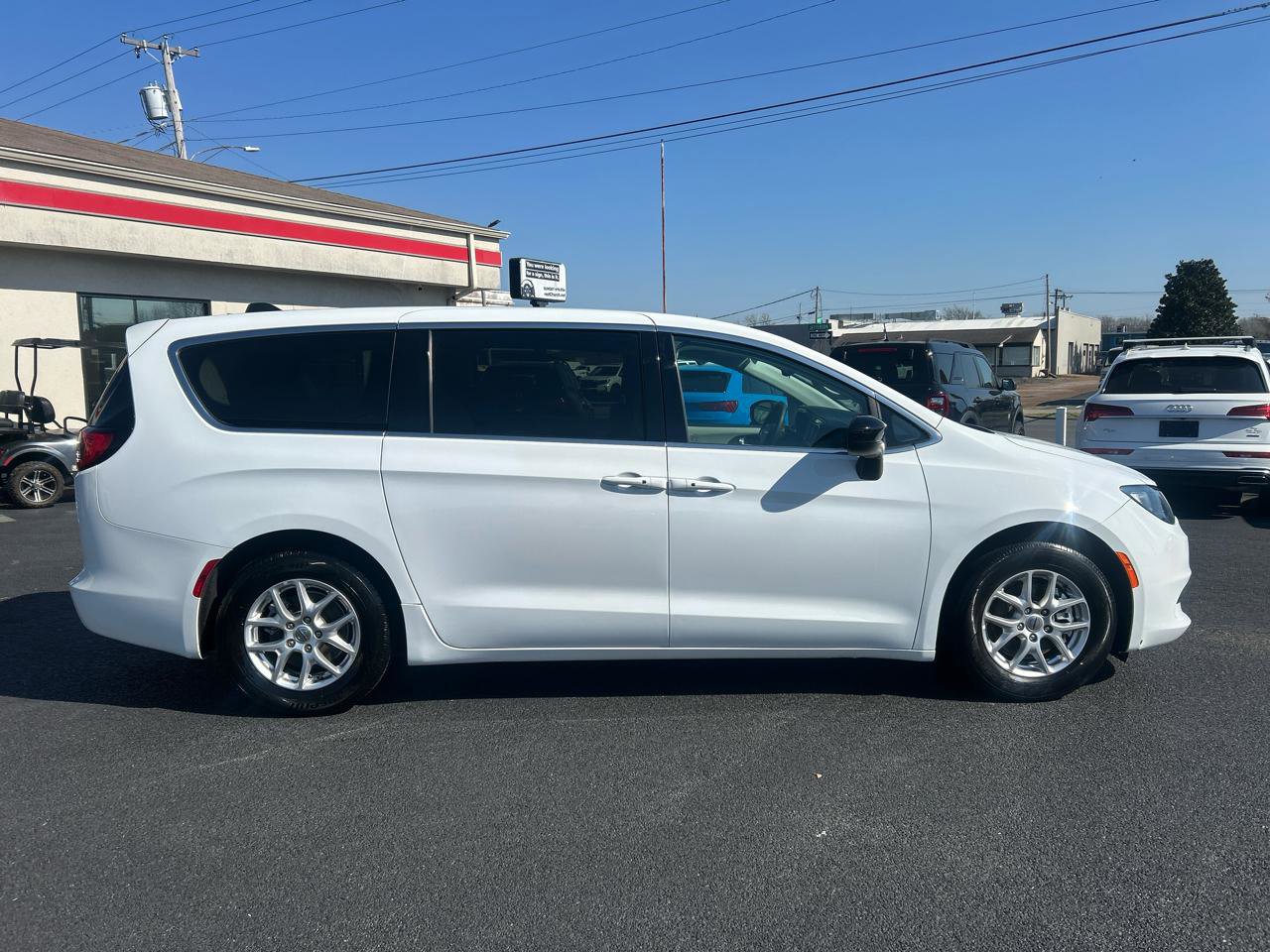 Used 2024 Chrysler Voyager LX image 4