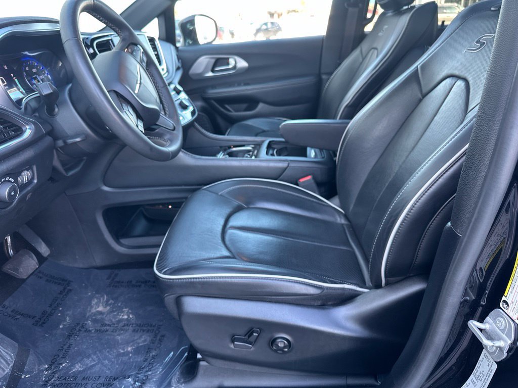 Used 2025 Chrysler Pacifica Limited FWD image 14