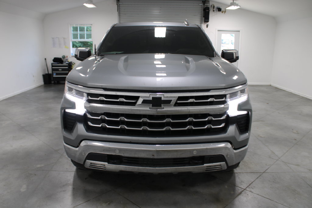 Used 2023 Chevrolet Silverado 1500 LTZ AWD/4WD image 3