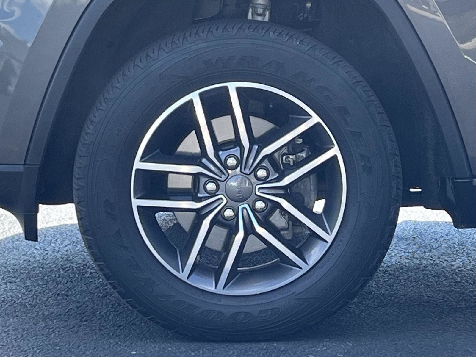 Used 2019 Jeep Grand Cherokee Laredo w/ Laredo X Package AWD/4WD image 28
