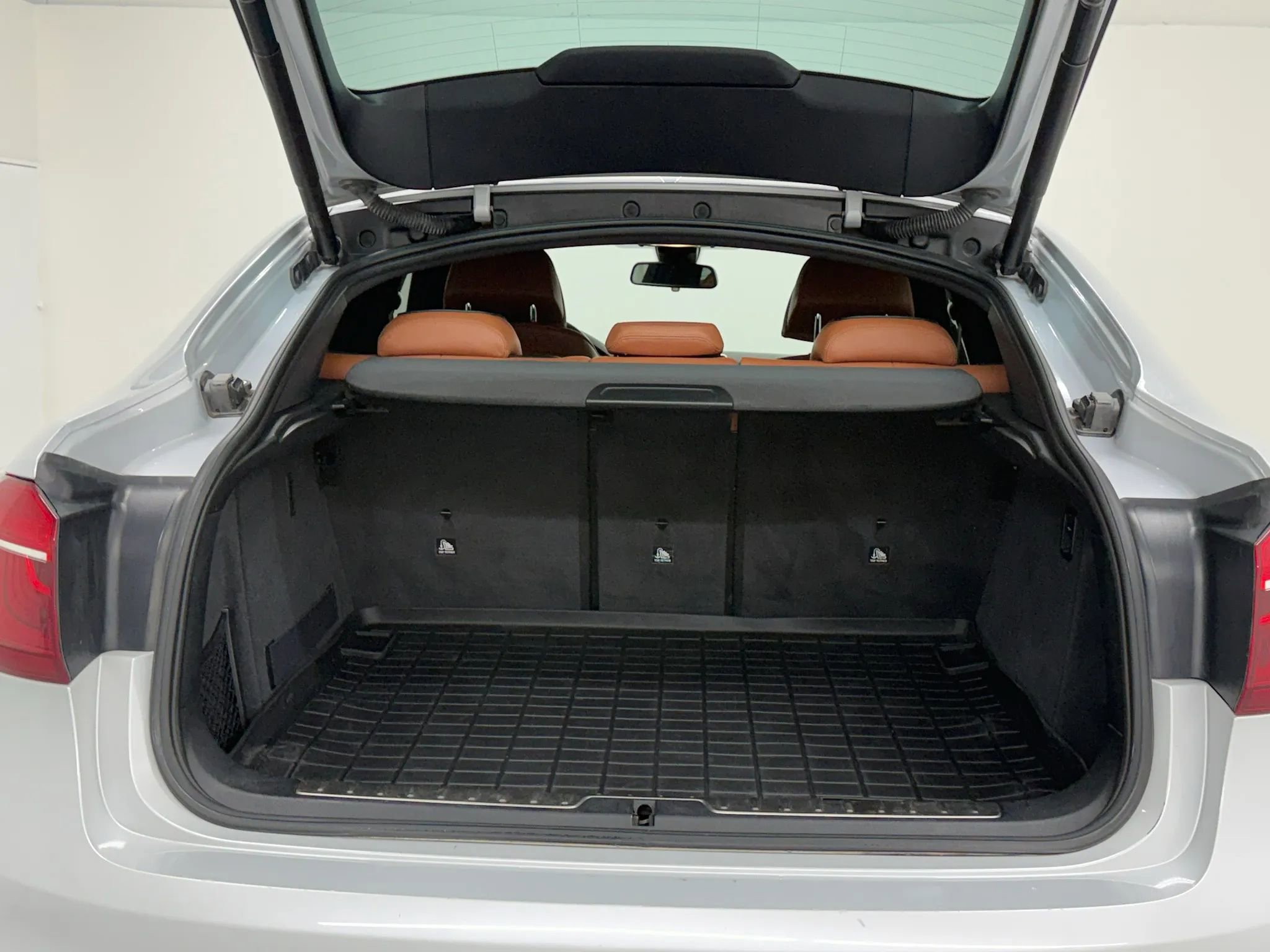 Used 2019 BMW X6 xDrive50i w/ M Sport Package image 36