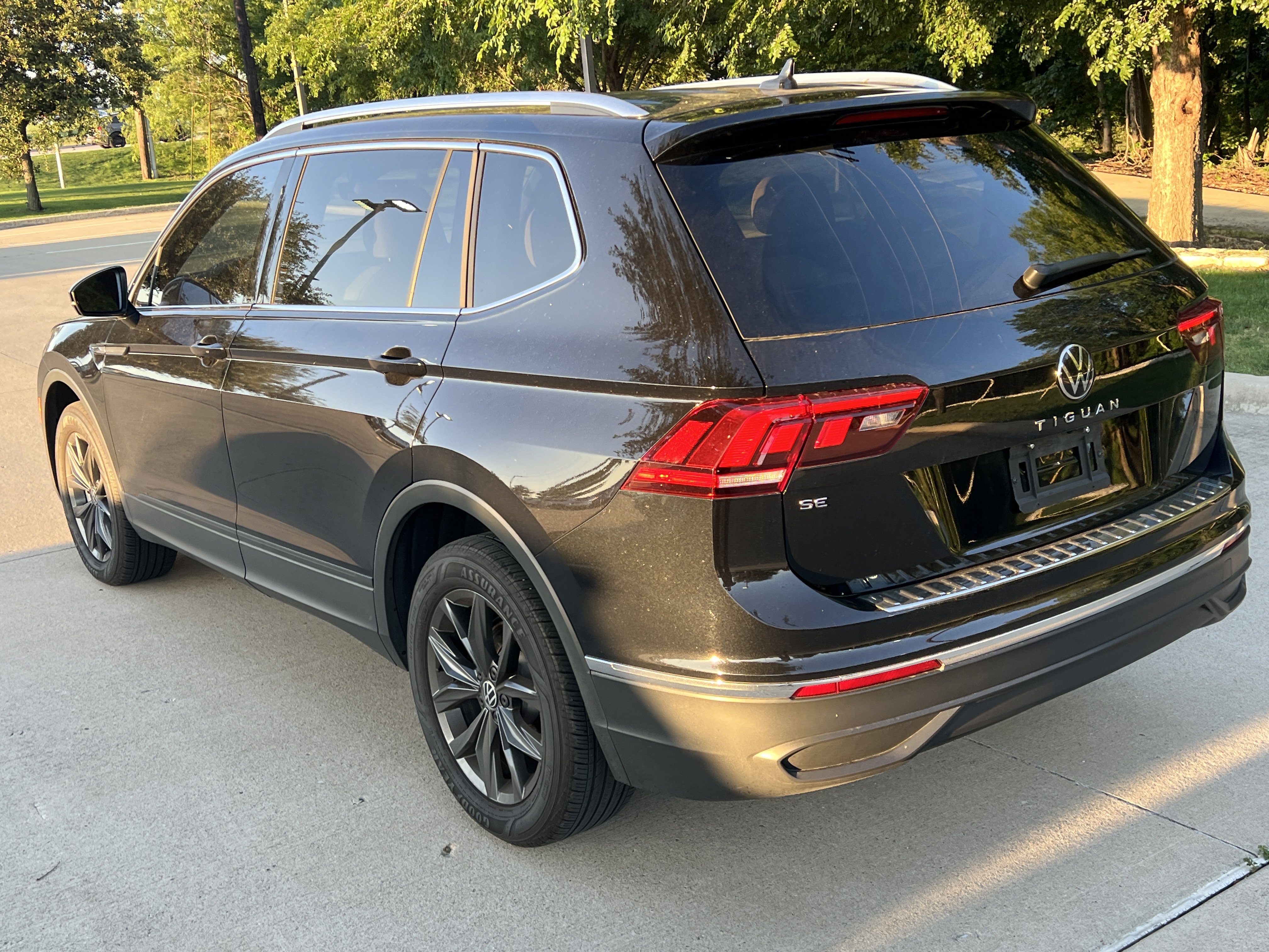 Certified 2023 Volkswagen Tiguan SE w/ Panoramic Sunroof Package FWD image 8