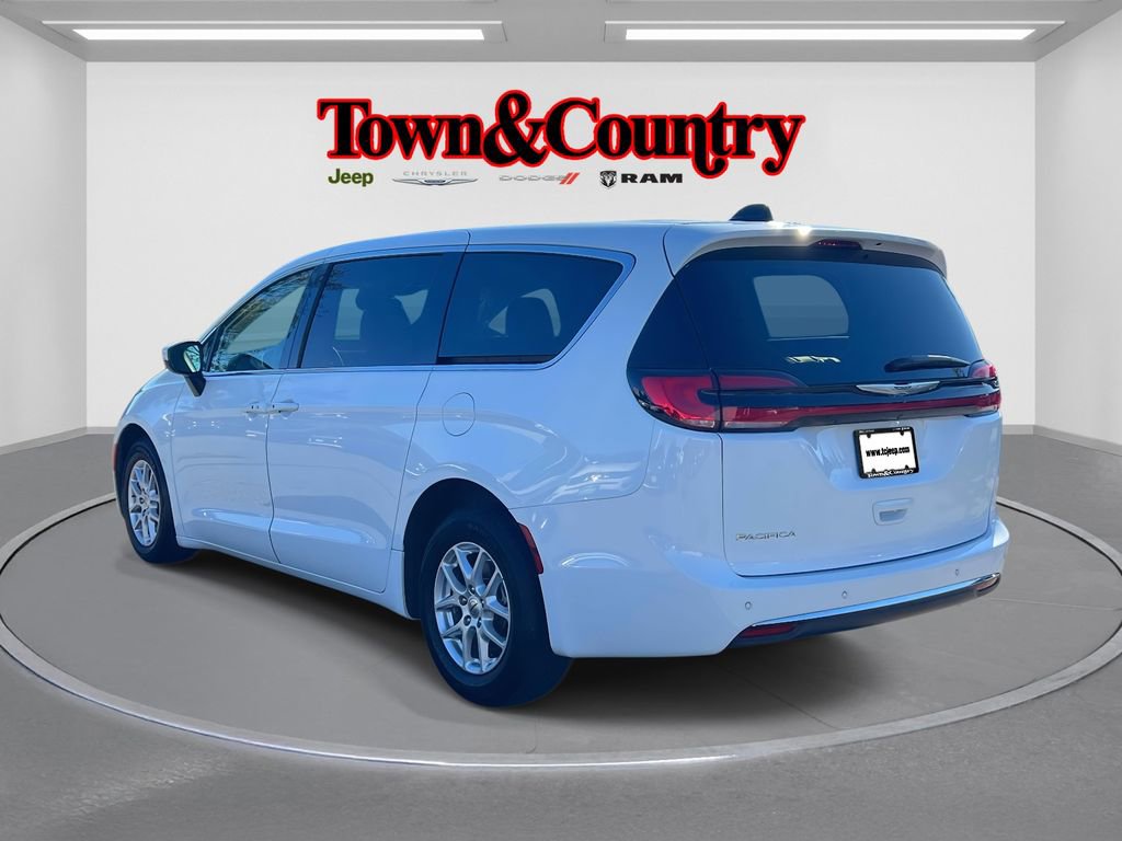 Used 2023 Chrysler Pacifica Touring-L image 7