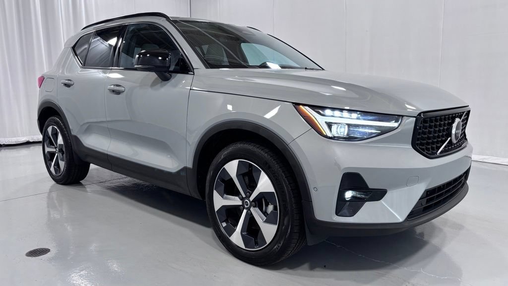 Certified 2026 Volvo XC40 B5 Plus AWD/4WD image 4