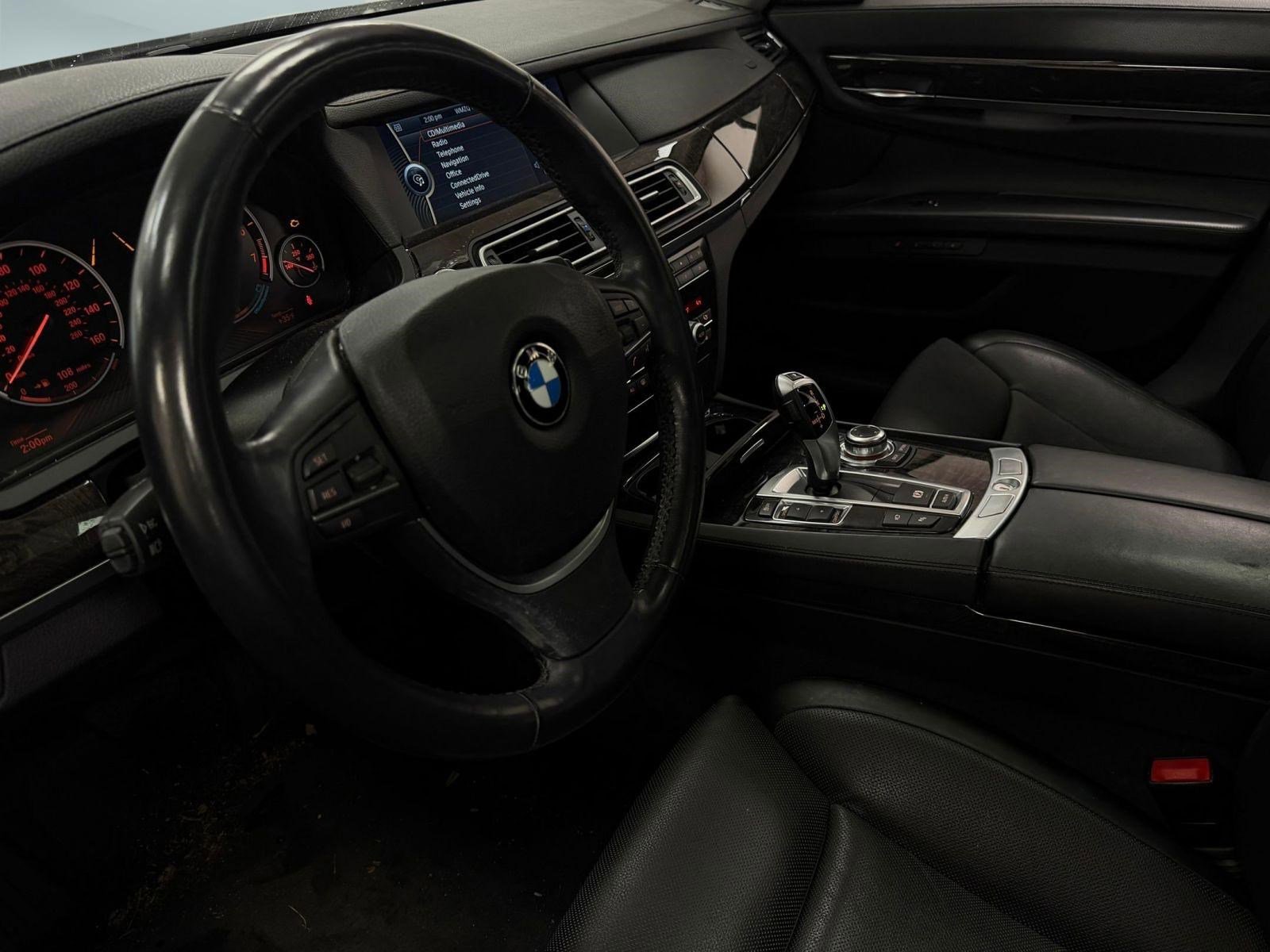 Used 2012 BMW 750i image 3
