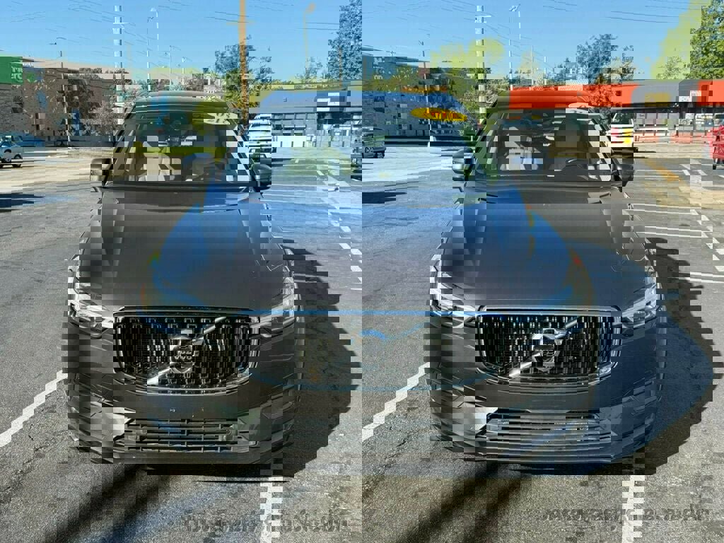 Used 2018 Volvo XC60 T6 Momentum w/ Vision Package image 4