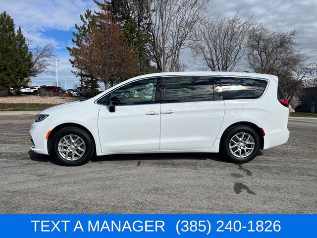 New 2026 Chrysler Pacifica Select image 2