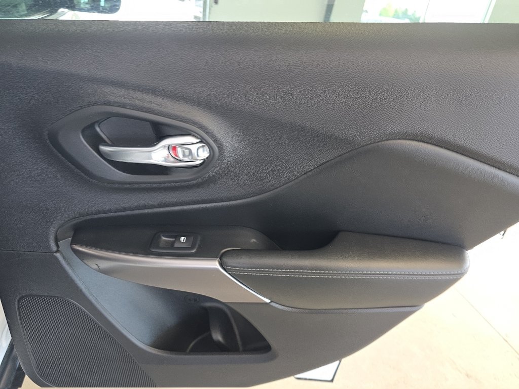 Used 2019 Jeep Cherokee Limited AWD/4WD image 20