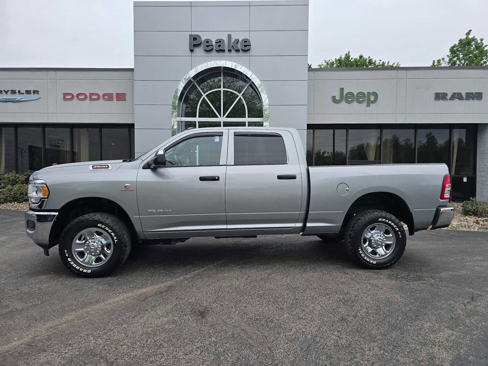 Used 2022 RAM 3500 Tradesman w/ Chrome Appearance Group AWD/4WD image 3