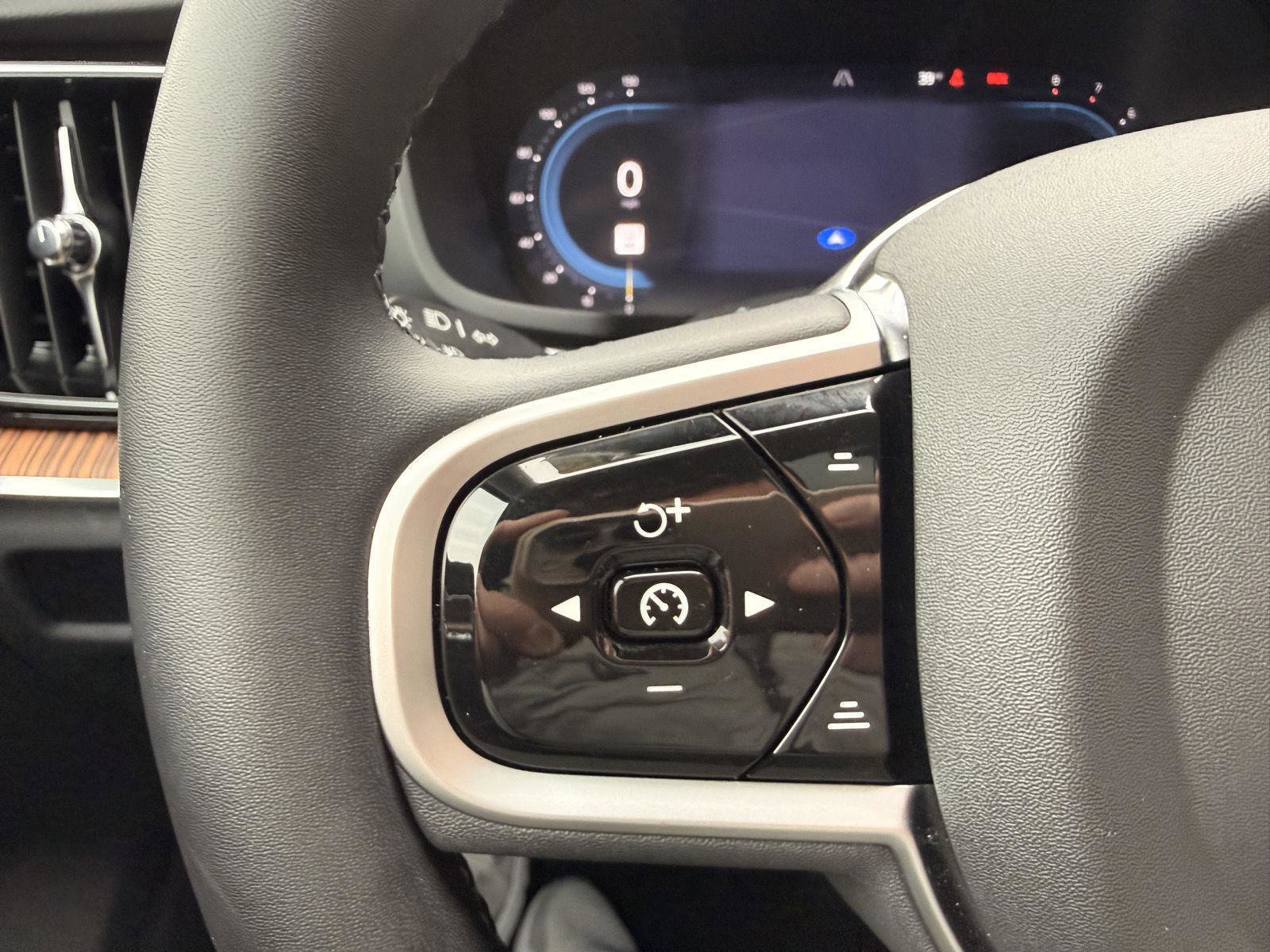 Used 2025 Volvo V60 B5 Cross Country Plus image 24