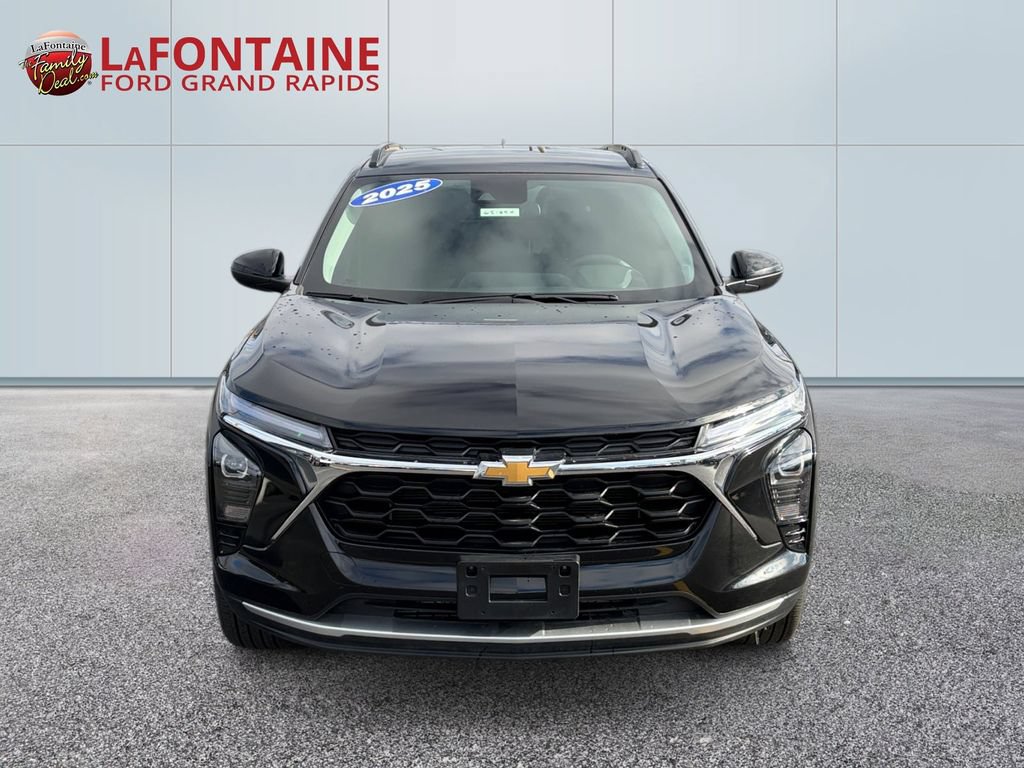 Used 2025 Chevrolet Trax LT FWD image 2