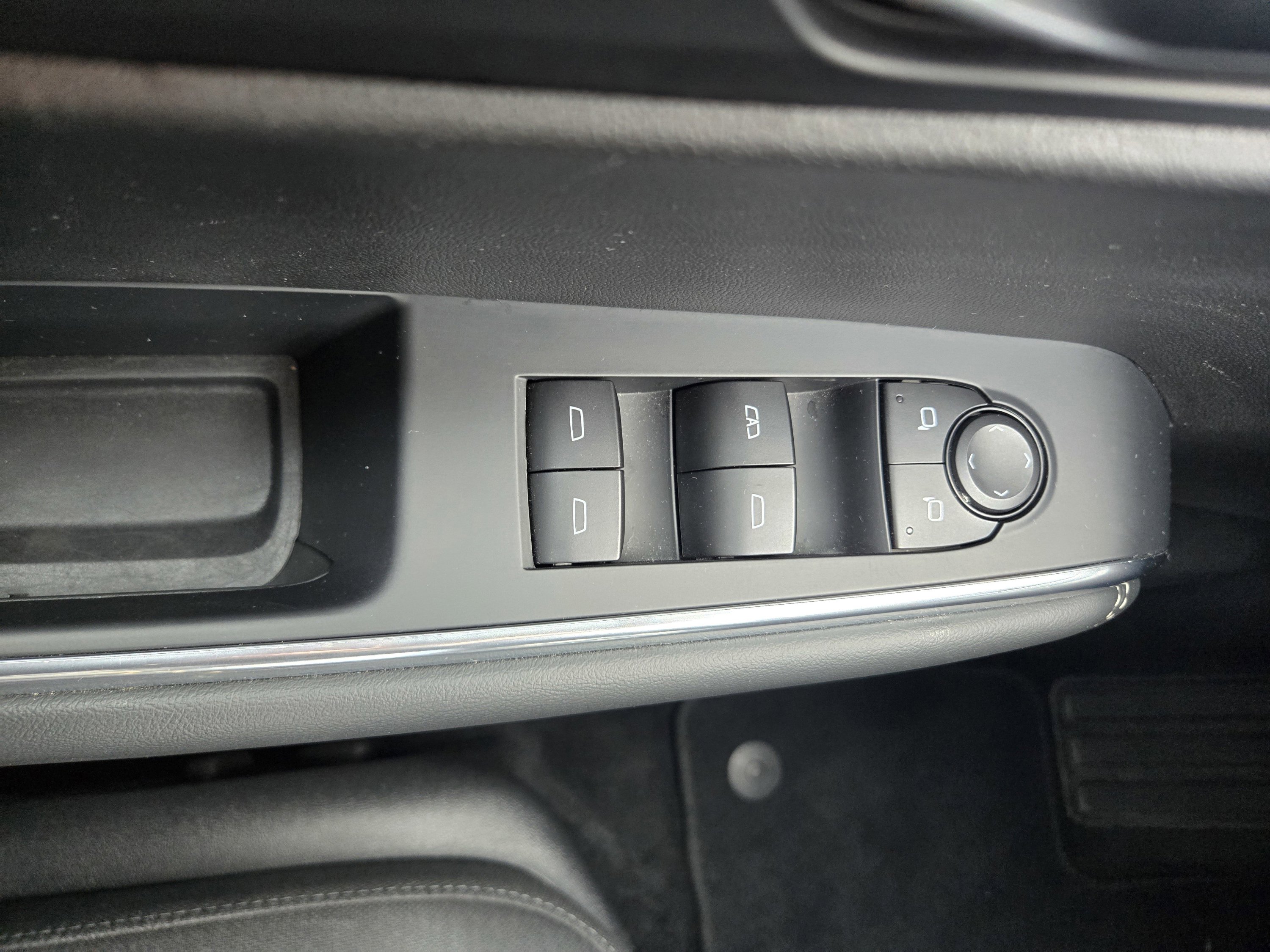 Used 2025 GMC Acadia Elevation image 15