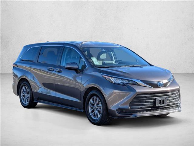 Used 2023 Toyota Sienna LE image 3