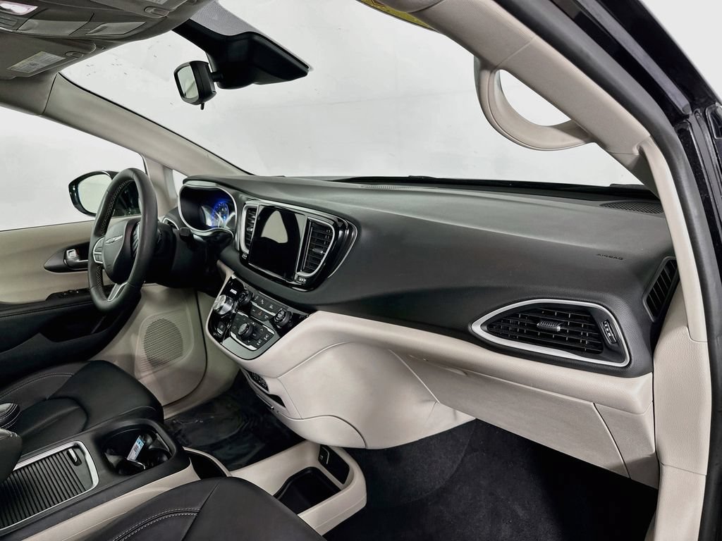 Certified 2024 Chrysler Pacifica Touring-L FWD image 40