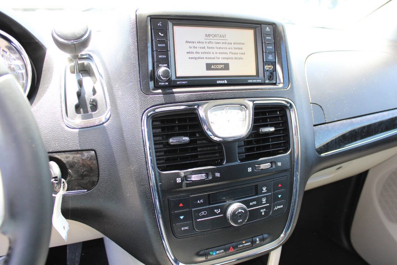 Used 2016 Chrysler Town & Country Touring FWD image 15
