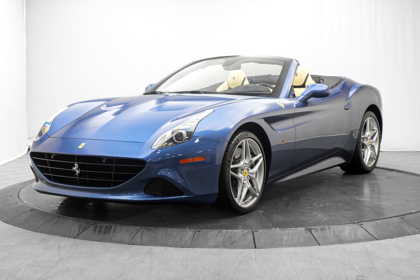 Used 2016 Ferrari California T RWD image 7