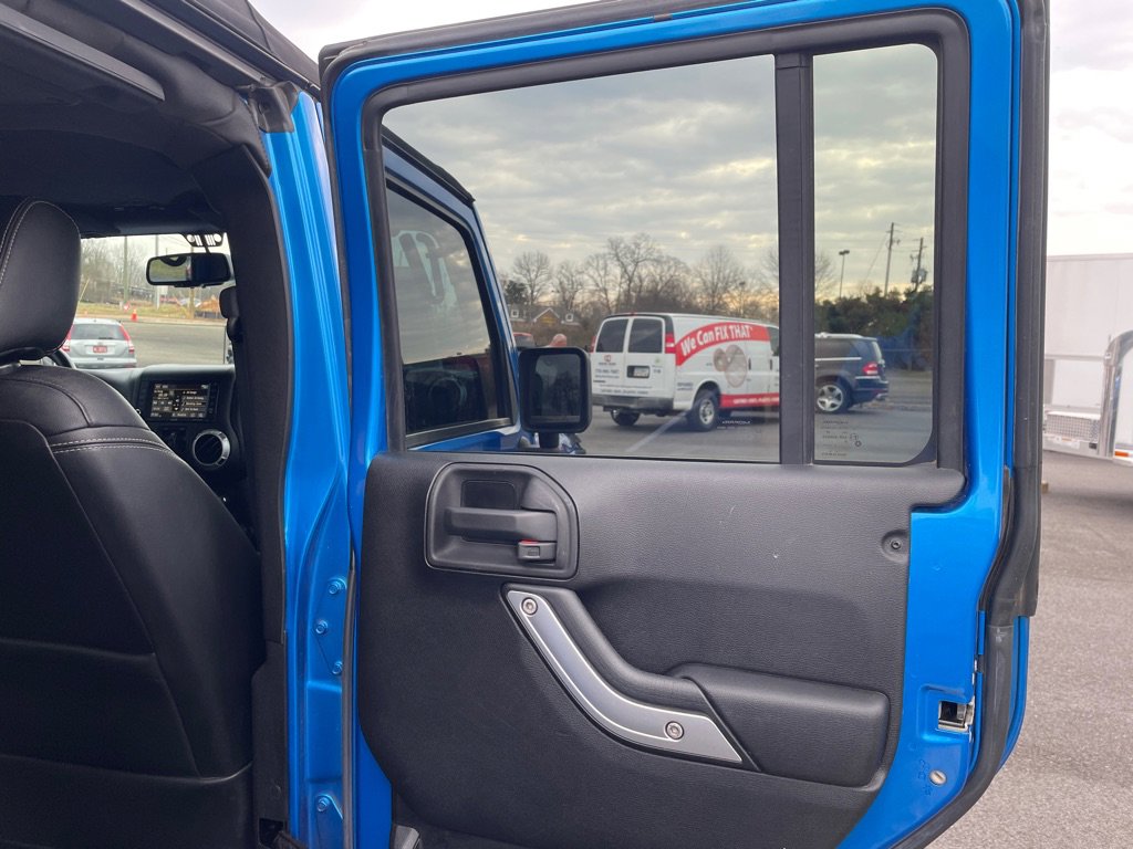 Used 2015 Jeep Wrangler Unlimited Rubicon w/ Connectivity Group image 17