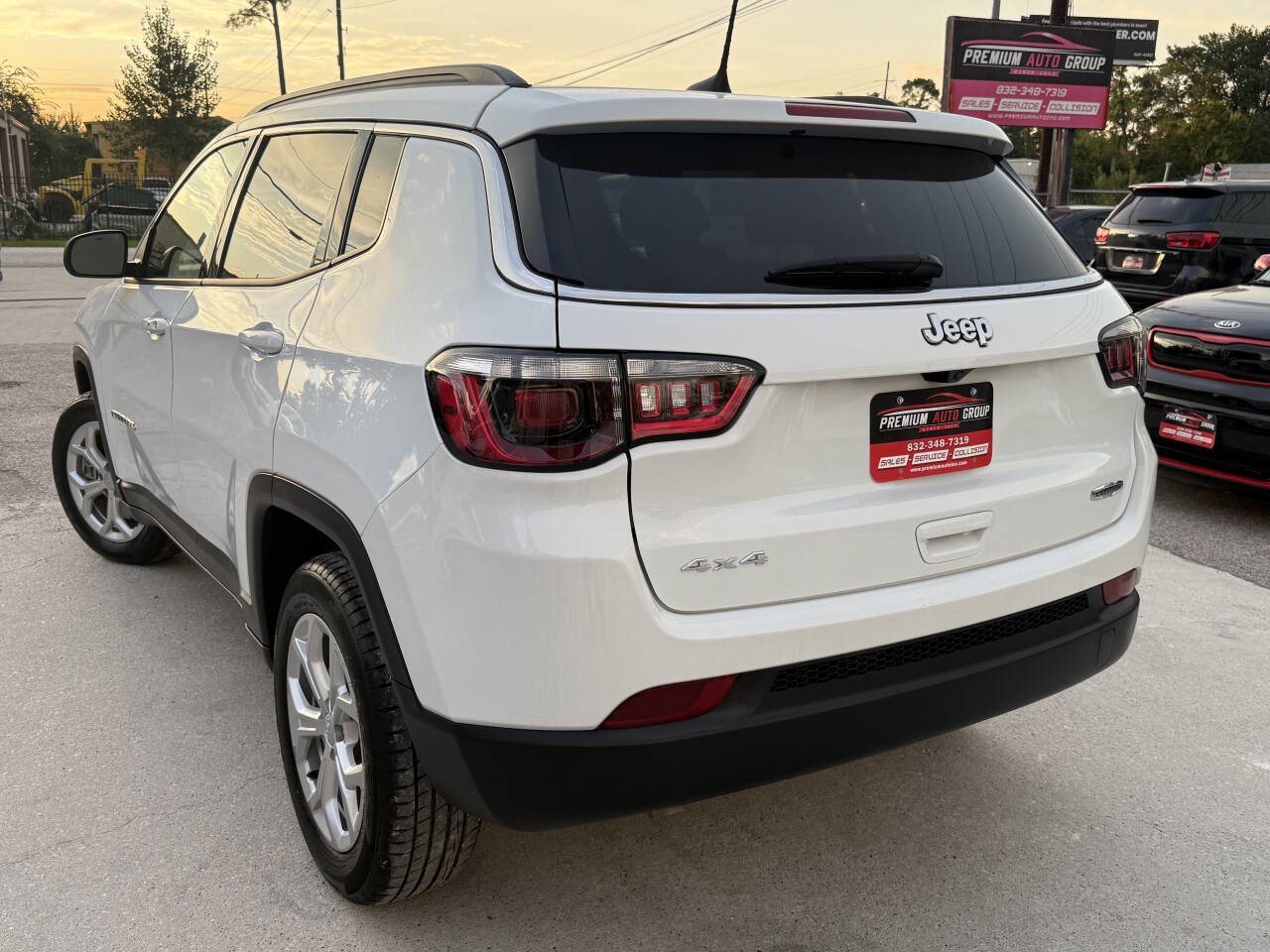 Used 2024 Jeep Compass Latitude image 3