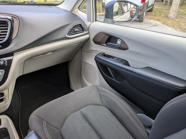 Used 2023 Chrysler Voyager LX image 22