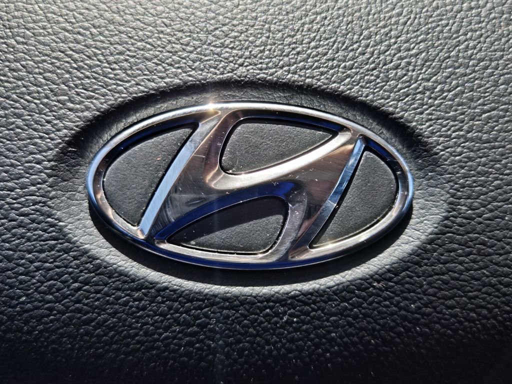 Certified 2023 Hyundai Venue SEL FWD image 28