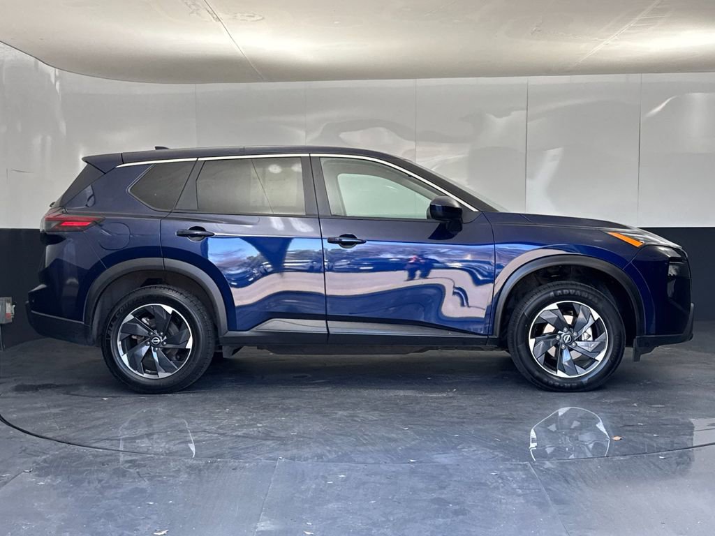 Used 2024 Nissan Rogue SV image 2