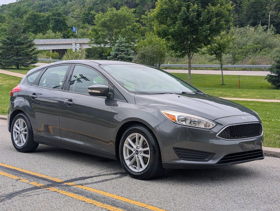 Used 2017 Ford Focus SE w/ Cold Weather Package FWD image 1