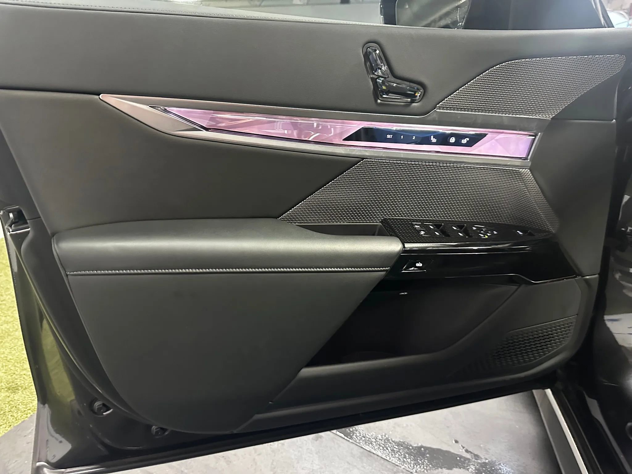 Used 2024 BMW i7 xDrive60 w/ Executive Package AWD/4WD image 13