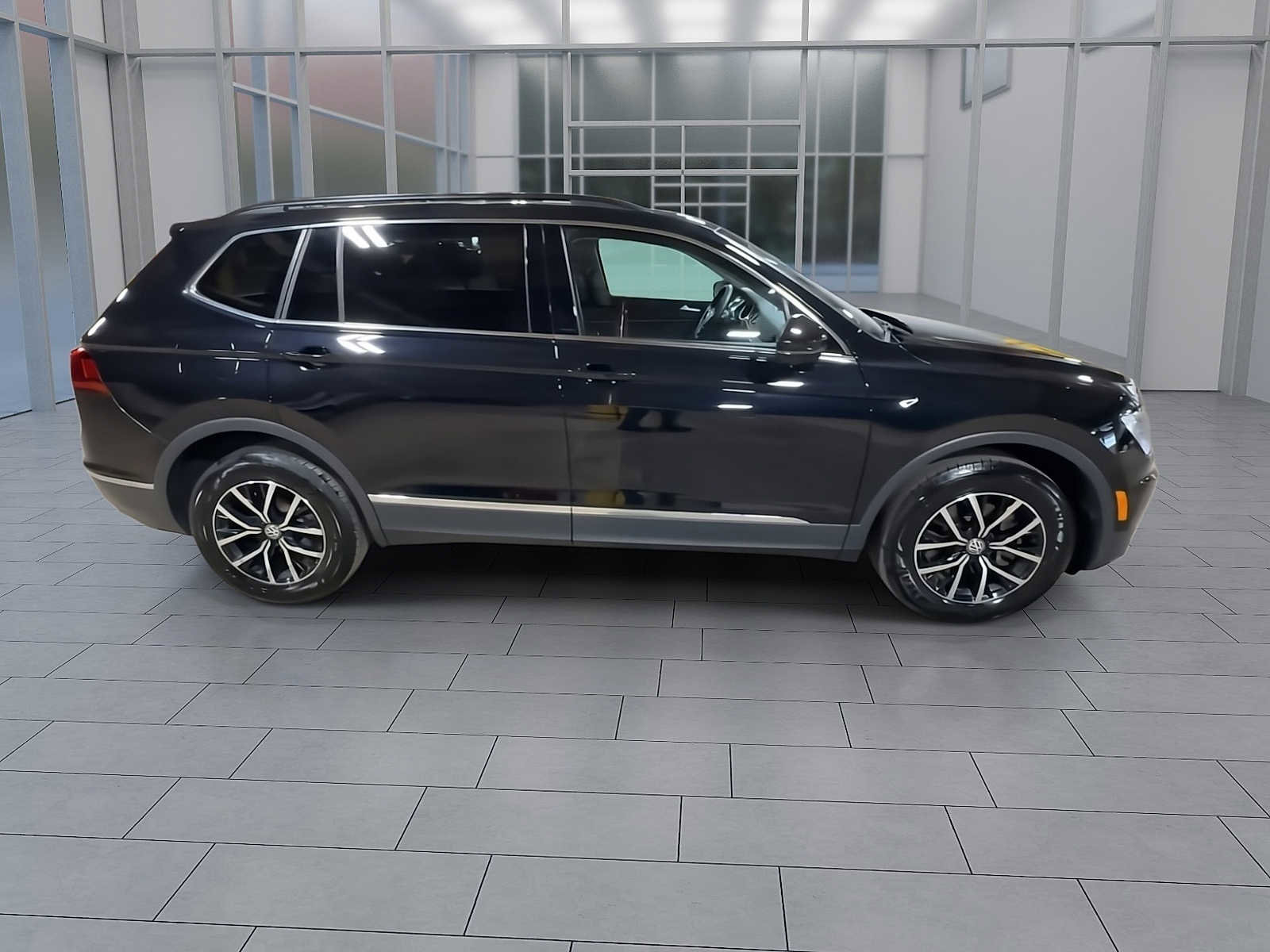 Used 2021 Volkswagen Tiguan SE w/ Panoramic Sunroof Package image 9