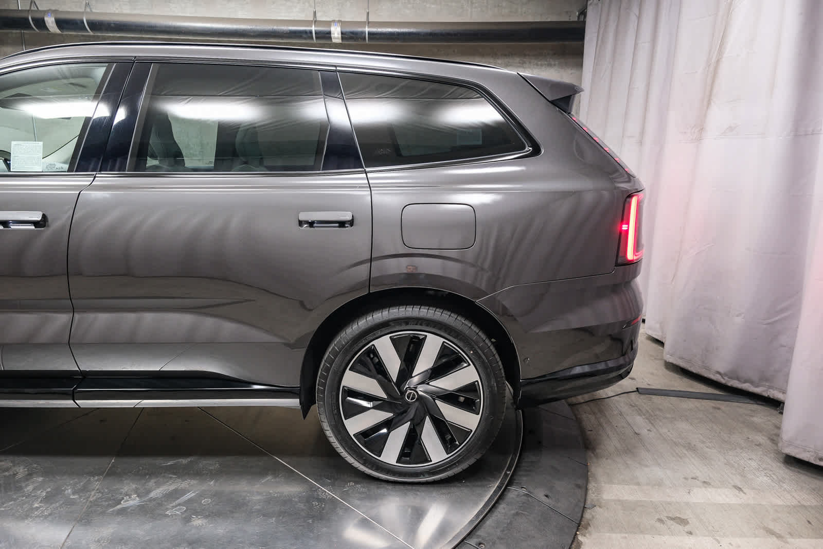 Used 2025 Volvo EX90 Ultra w/ Protection Package Premier AWD/4WD image 8