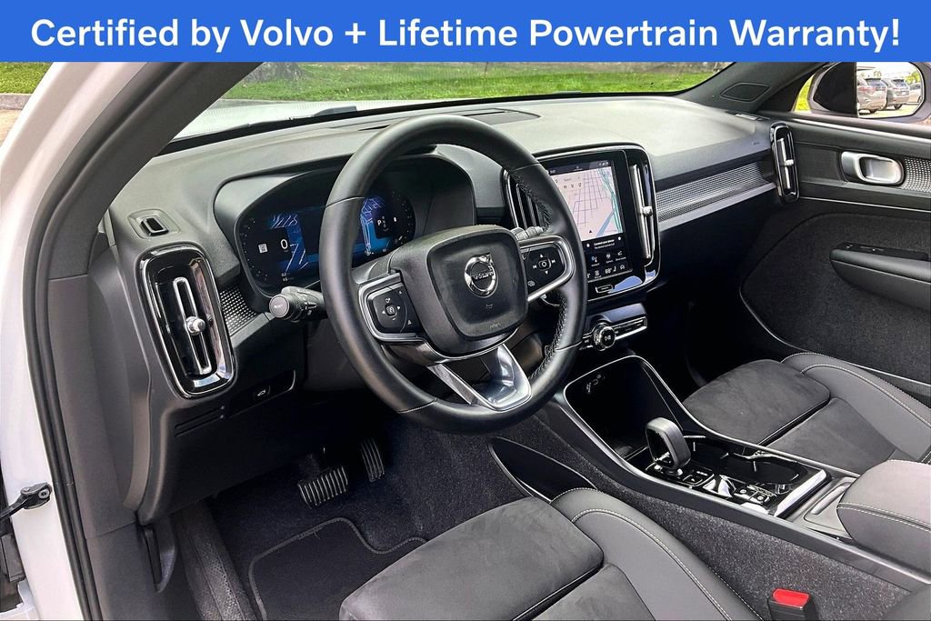 Used 2025 Volvo XC40 B5 Plus AWD/4WD image 18