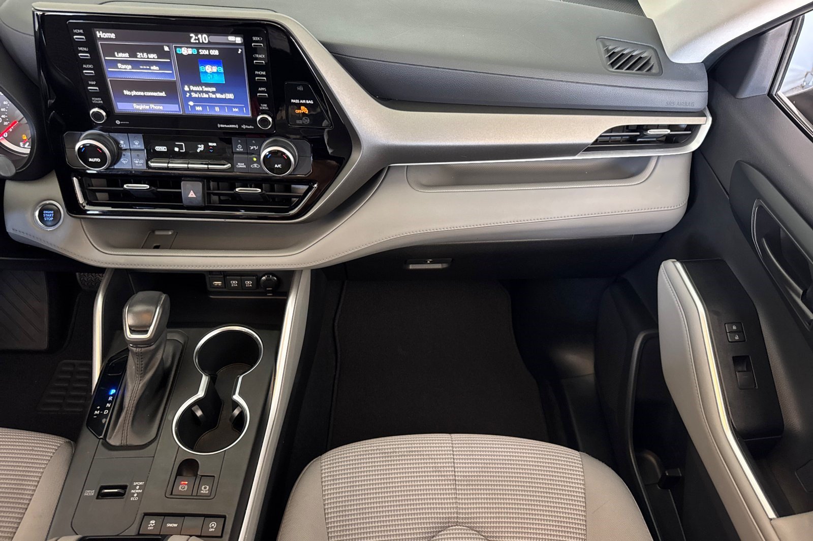 Used 2021 Toyota Highlander LE FWD image 31