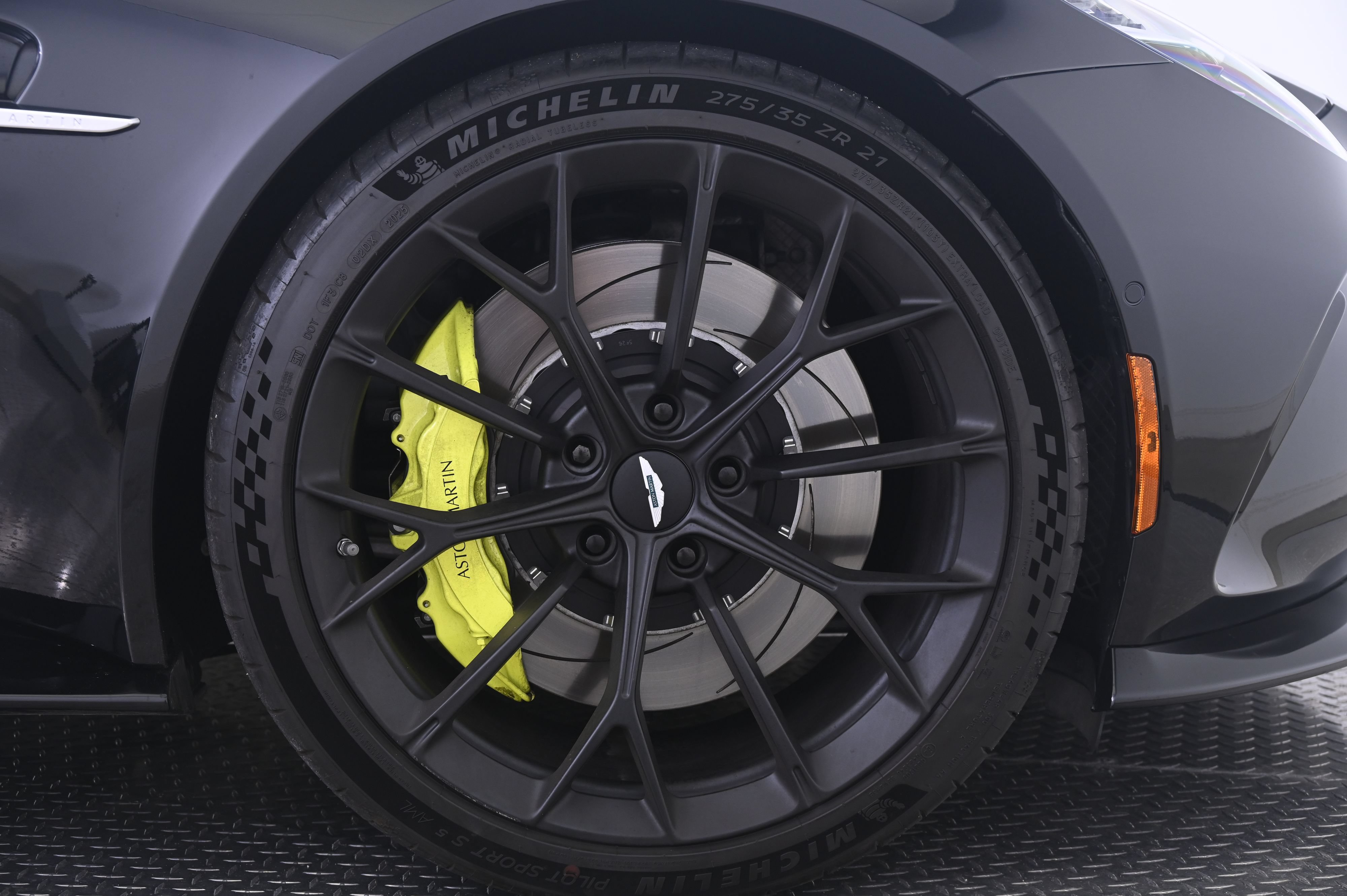 Used 2026 Aston Martin V8 Vantage Coupe RWD image 17