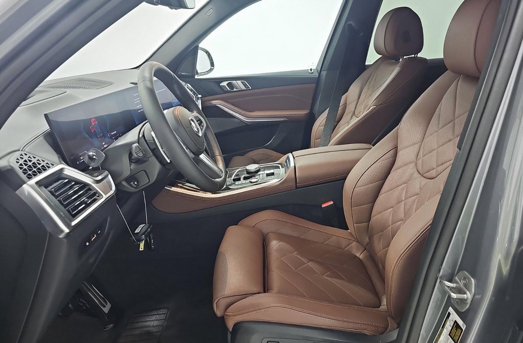 Used 2024 BMW X5 xDrive40i w/ M Sport Package image 3