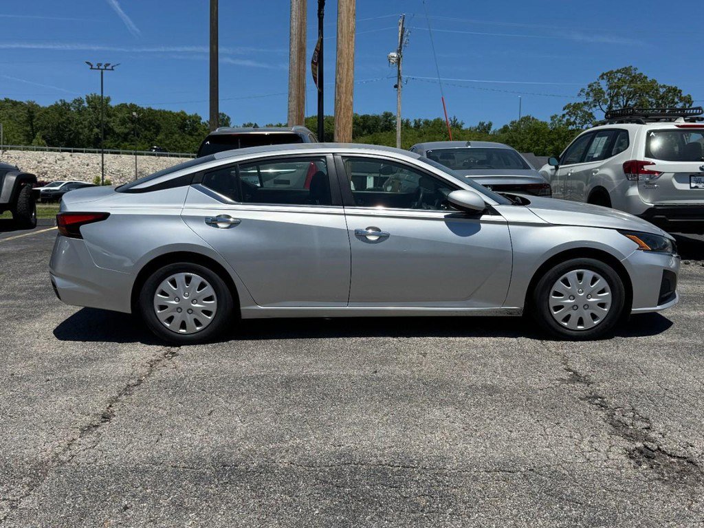 Used 2023 Nissan Altima 2.5 S FWD image 2