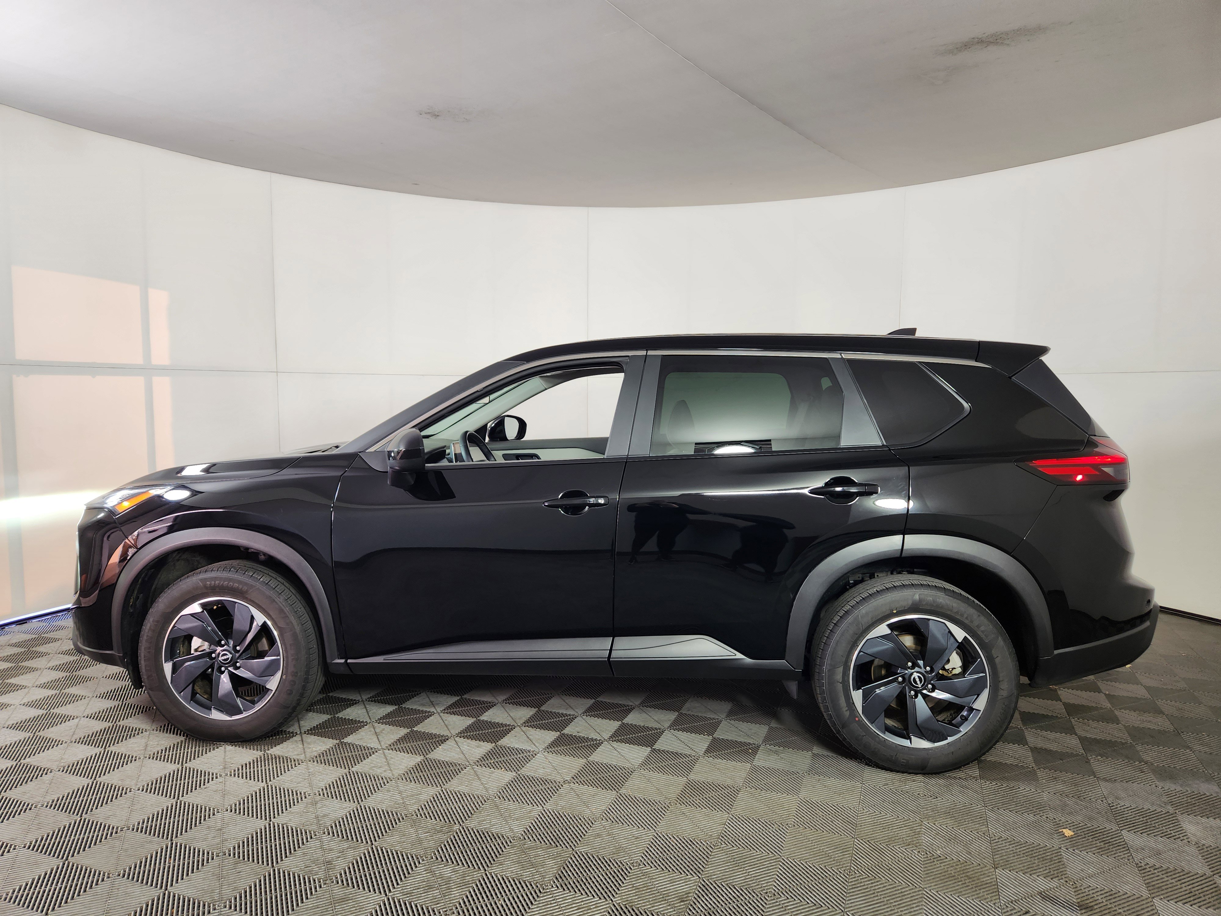 Used 2025 Nissan Rogue SV image 4