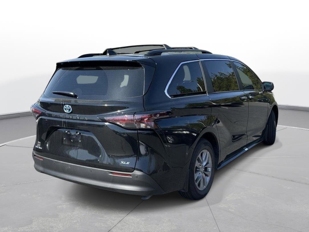 Used 2025 Toyota Sienna XLE image 6