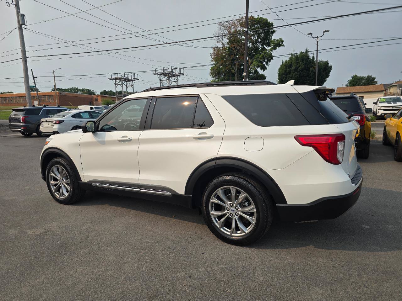 Used 2022 Ford Explorer XLT w/ Equipment Group 202A AWD/4WD image 4