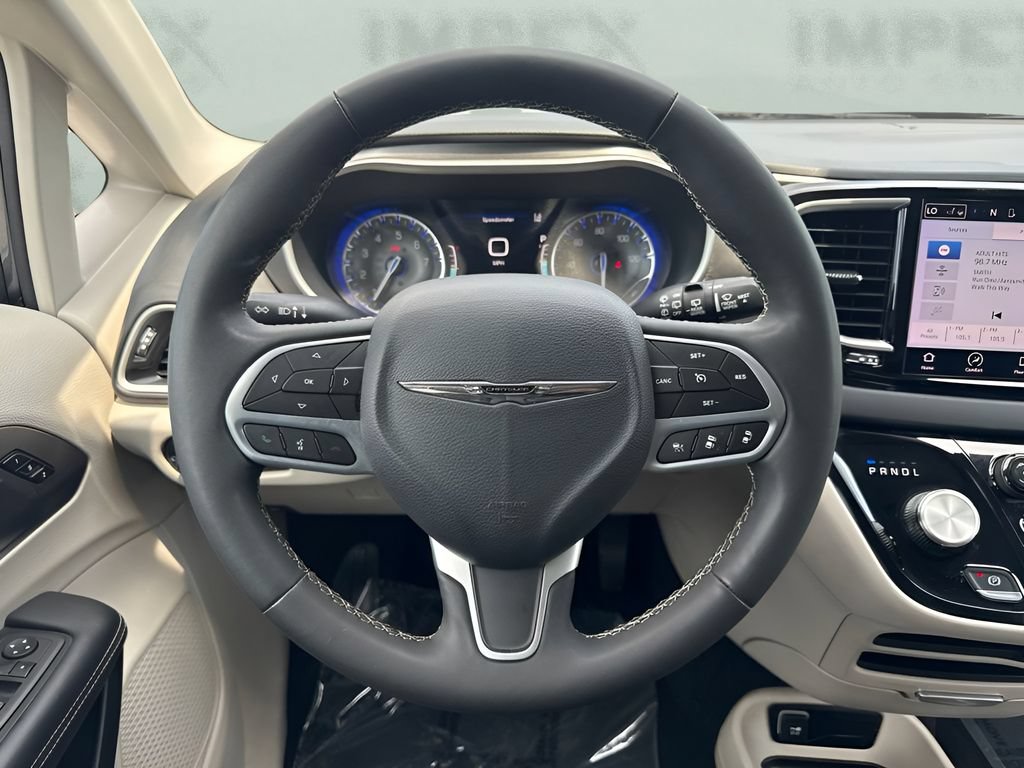 Used 2023 Chrysler Pacifica Touring-L FWD image 14
