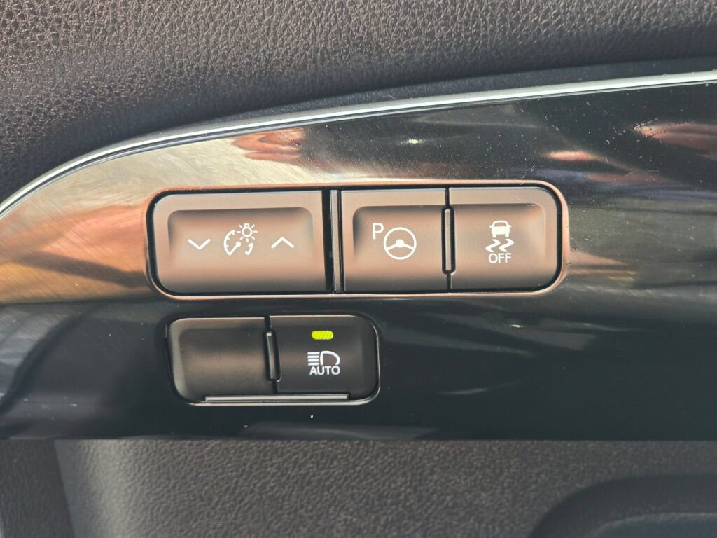 Used 2020 Toyota Prius LE AWD/4WD image 21