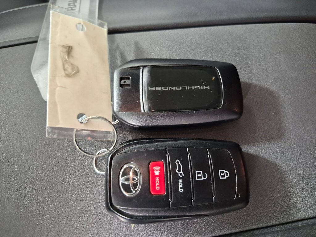 Used 2025 Toyota Highlander XLE AWD/4WD image 30